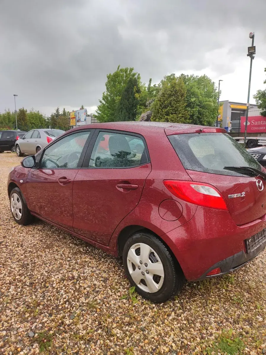 Używany Mazda 2 75 KM (55 kW) 2012 Czerwony Hatchback