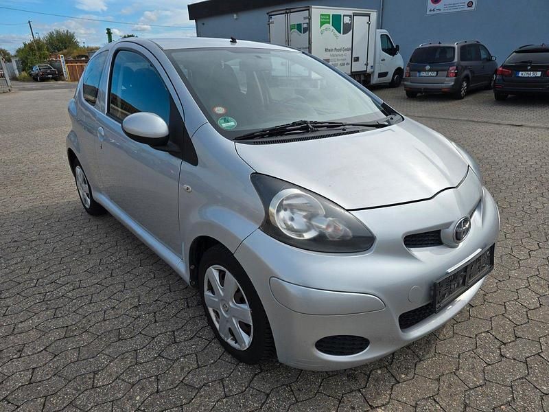 Silber Gebraucht 2010 Toyota Aygo Cool Kleinwagen | 1.350 € (Guter Preis) - Bild 1/4