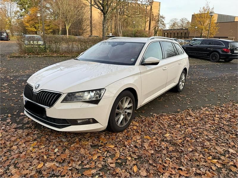 Weiß Gebraucht 2018 Skoda Superb Kombi | 11.999 € (Superpreis) - Bild 1/4
