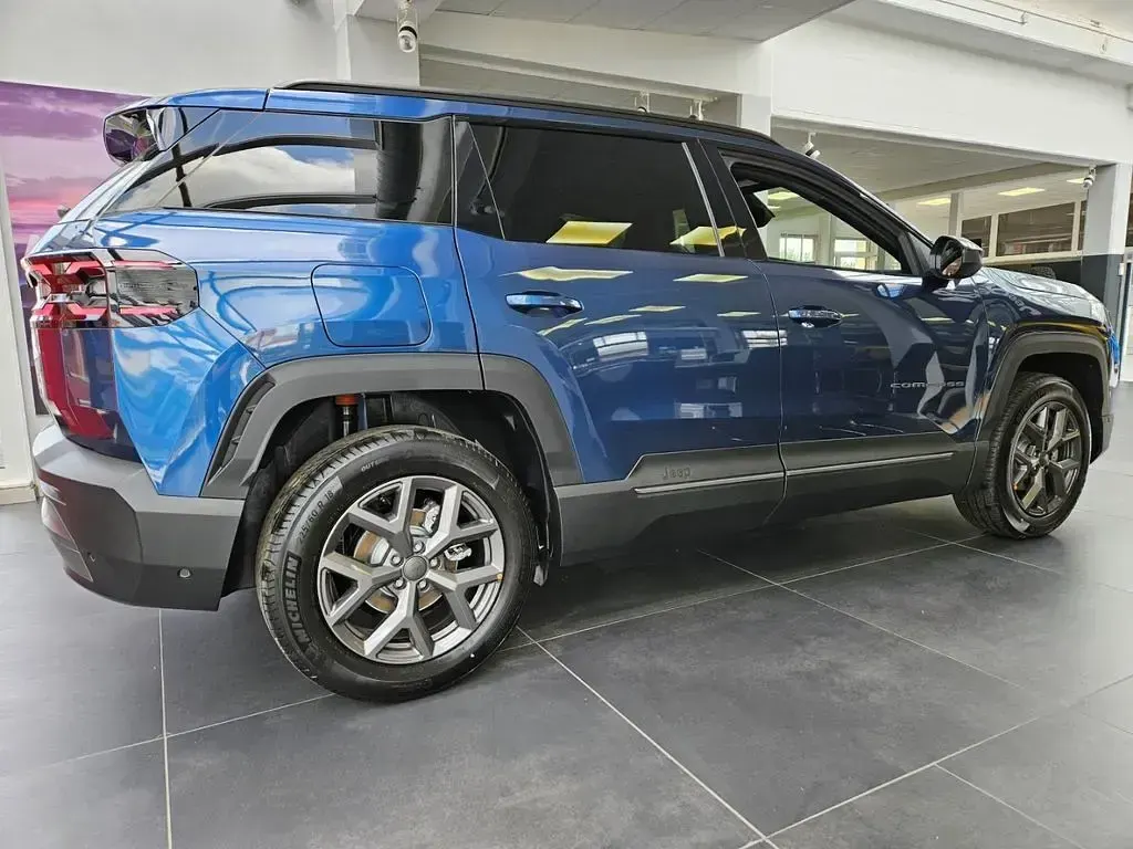 Neu Jeep Compass 145 PS (106 kW) 2026 Blau SUV