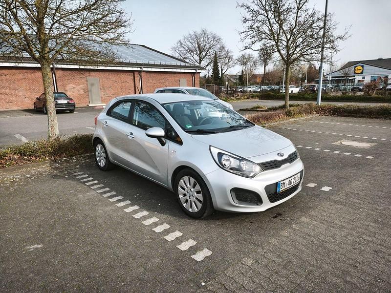 Gebraucht Kia Rio Edition 7 109 PS (80 kW) 2012 Silber Limousine