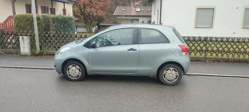 Grau Gebraucht 2009 Toyota Yaris Kleinwagen | 1.499 € (Superpreis) - Bild 1/4