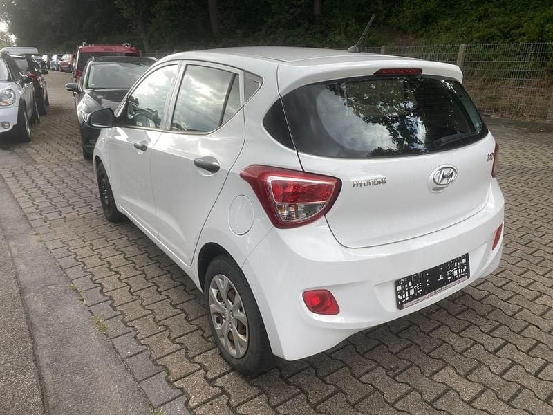 Gebraucht Hyundai i10 69 PS (50 kW) 2016 Schwarz Kleinwagen
