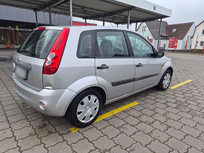 Gebraucht Ford Fiesta 60 PS (44 kW) 2007 Silber Kleinwagen