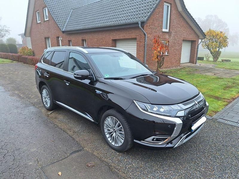 Schwarz Gebraucht 2020 Mitsubishi Outlander P-HEV Diamant Edition SUV | 26.500 € (Etwas zu teuer) - Bild 1/4