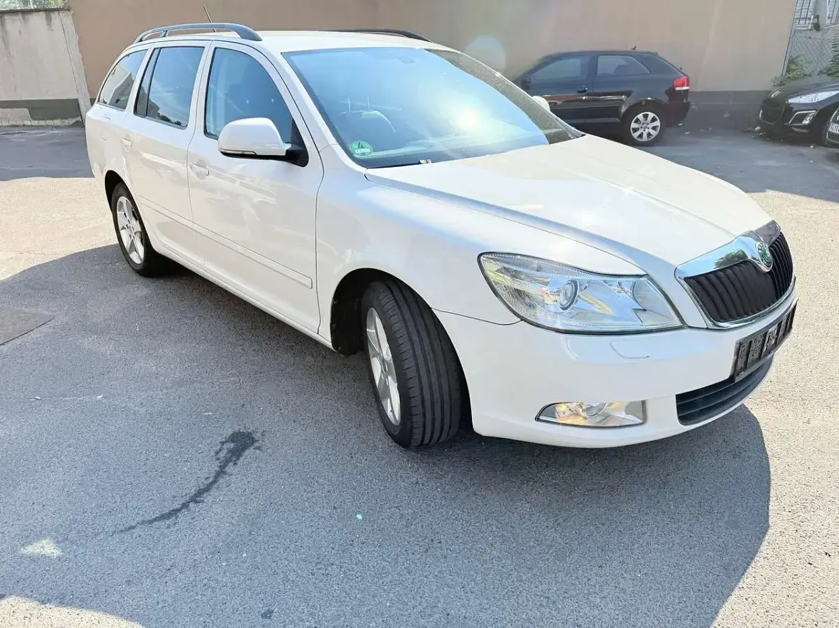 Gebraucht Skoda Octavia Elegance 160 PS (117 kW) 2013 Candyweiss Kombi