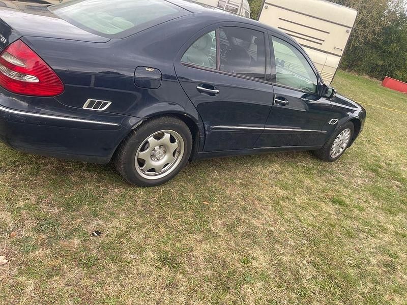 Blau Gebraucht 2003 Mercedes E220 Elegance Limousine | 1.350 € (Superpreis) - Bild 1/4