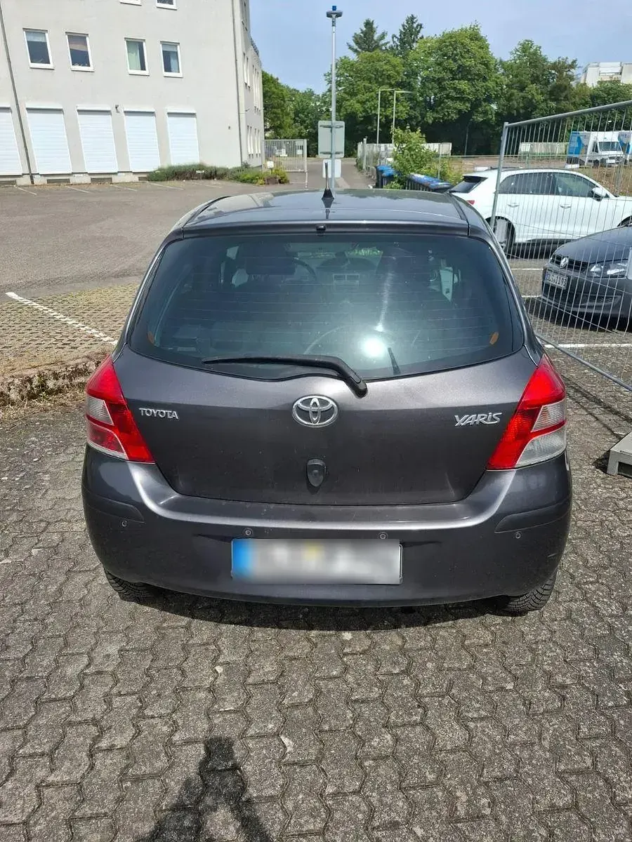 Gebraucht Toyota Yaris Club 99 PS (72 kW) 2011 Grau Kleinwagen