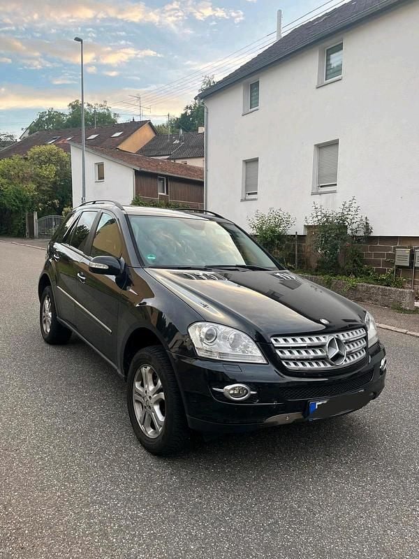 Schwarz Gebraucht 2005 Mercedes ML350 SUV | 10.000 € (Etwas zu teuer) - Bild 1/4