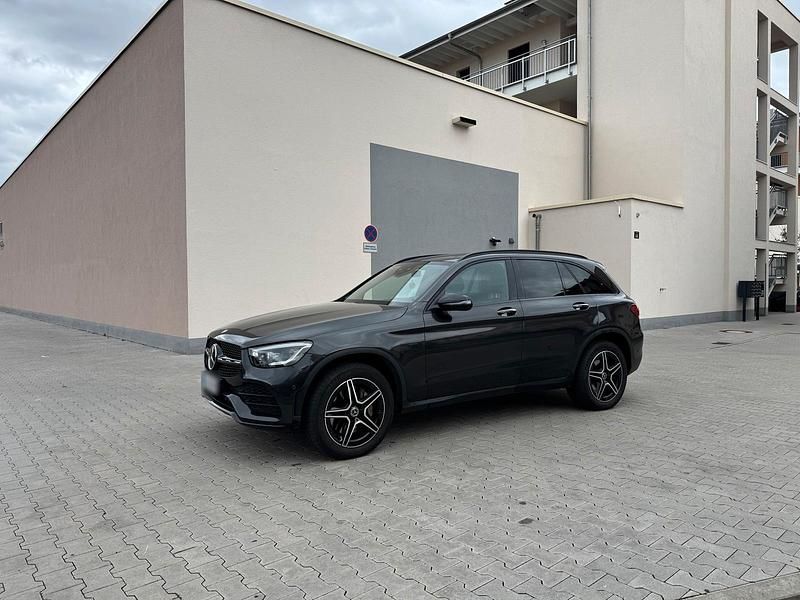 Gebraucht Mercedes GLC300e 306 PS (225 kW) 2021 Schwarz SUV
