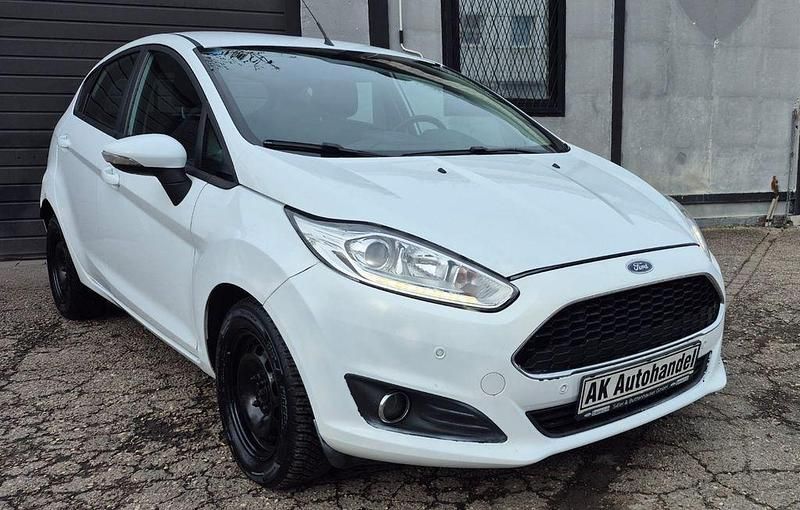 Gebraucht Ford Fiesta Celebration 95 PS (69 kW) 2016 Weiß Limousine