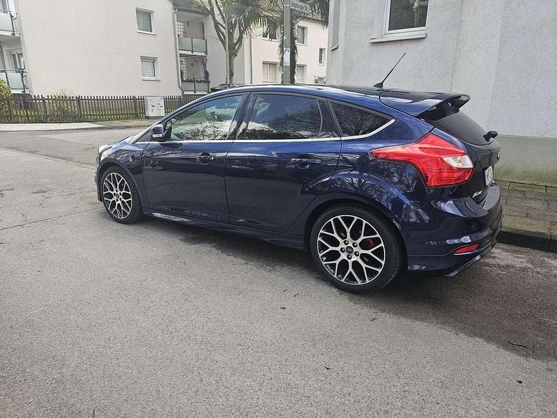 Gebraucht Ford Focus Titanium 150 PS (110 kW) 2013 Blau Kleinwagen