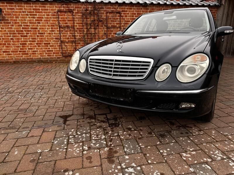 Blau Gebraucht 2005 Mercedes E200 Elegance Limousine | 3.000 € - Bild 1/4
