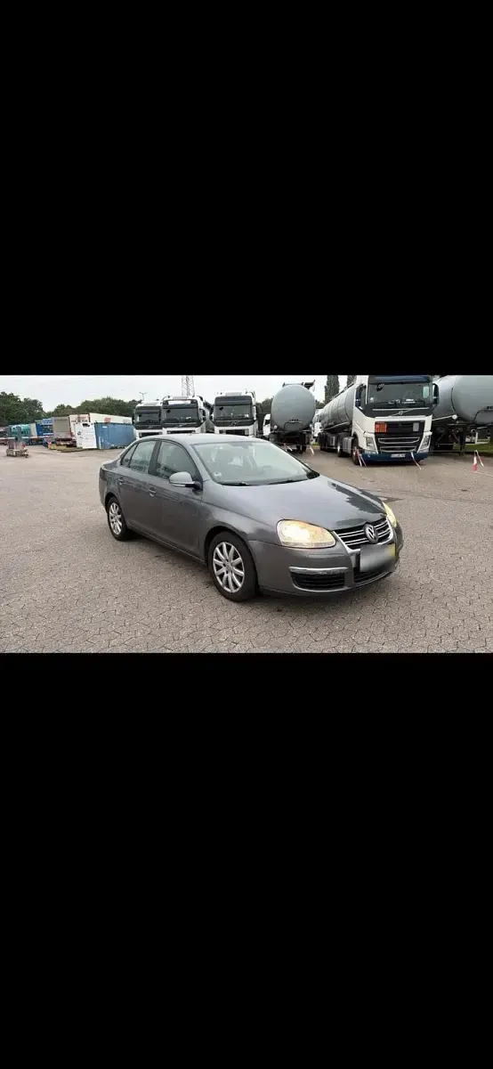 Używany VW Jetta 105 KM (77 kW) 2008 Szary Sedan/Limuzyna