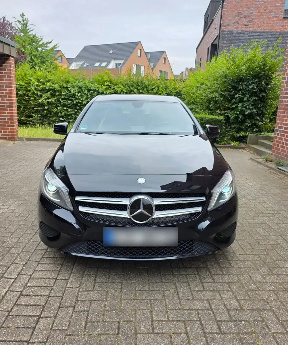Gebraucht Mercedes A180 109 PS (80 kW) 2014 Schwarz Kleinwagen