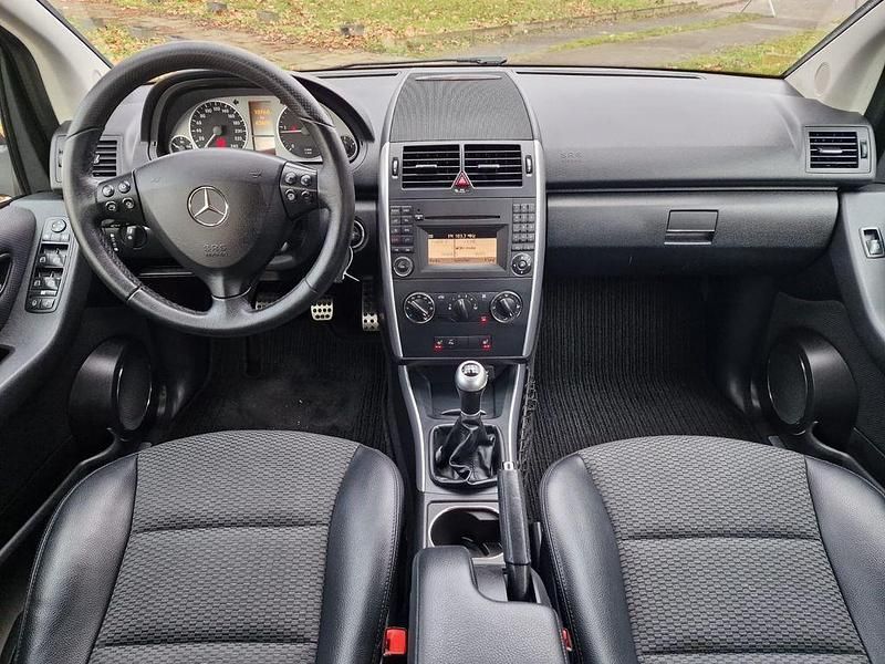 Gebraucht Mercedes A180 109 PS (80 kW) 2010 Schwarz Limousine