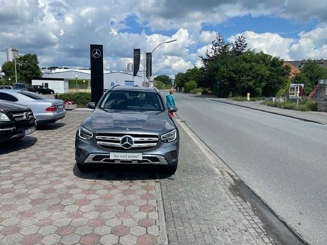 Grau metallic Gebraucht 2019 Mercedes GLC220 SUV | 33.900 € (Fairer Preis) - Bild 1/4