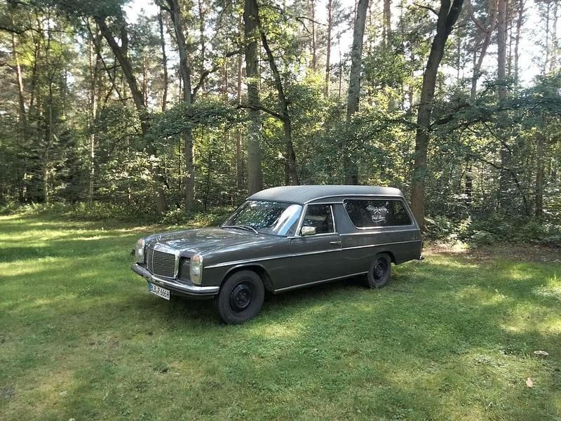Gebraucht Mercedes W114 150 PS (110 kW) 1975 Grau Kleinwagen