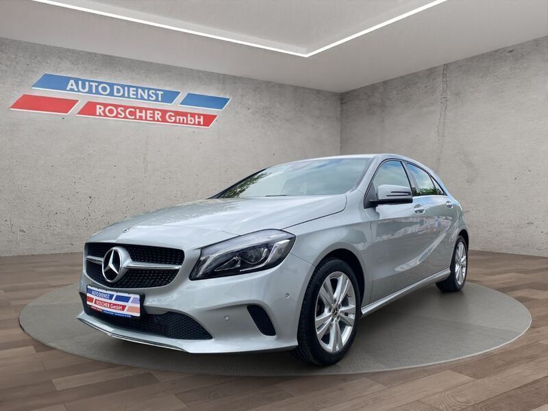 Silber Gebraucht 2018 Mercedes A180 Urban Limousine | 17.749 € (Guter Preis) - Bild 1/4