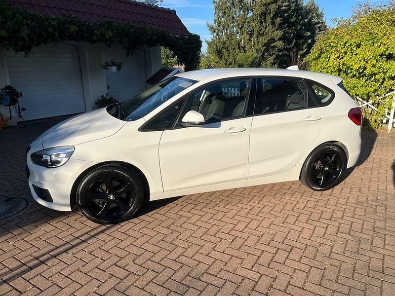 Weiß Gebraucht 2015 BMW 218 Active Tourer Sport Line Van / Kleinbus | 12.900 € (Etwas zu teuer) - Bild 1/4