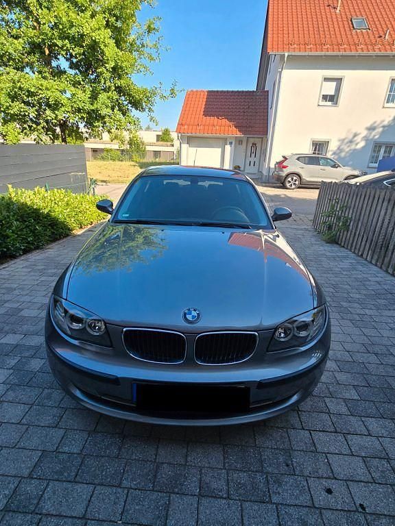 Grau Gebraucht 2009 BMW 118 Sport Line Kleinwagen | 4.200 € (Fairer Preis) - Bild 1/4