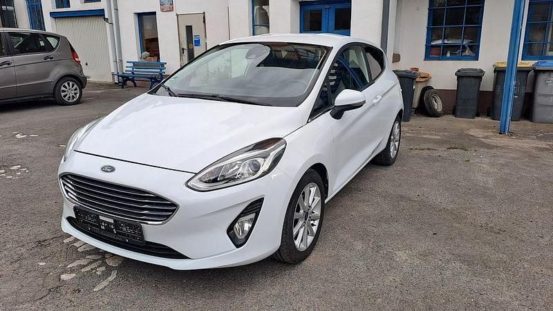 Weiß Gebraucht 2017 Ford Fiesta Titanium Kleinwagen | 7.290 € (Fairer Preis) - Bild 1/4