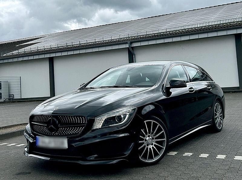 Schwarz Gebraucht 2015 Mercedes CLA180 Shooting Brake AMG line Kombi | 17.890 € (Fairer Preis) - Bild 1/4