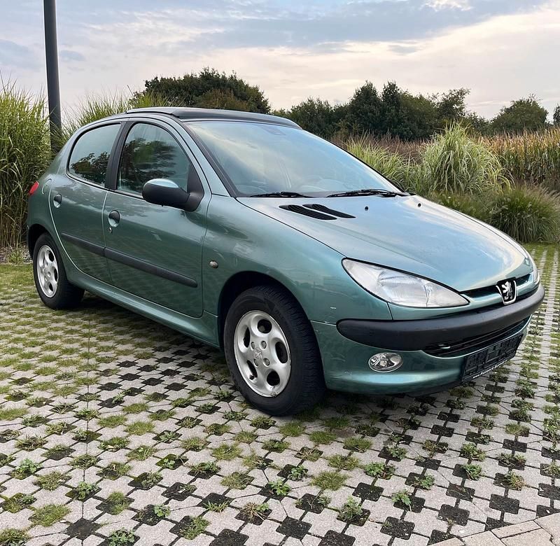 Grün Gebraucht 2001 Peugeot 206 Kleinwagen | 1.800 € (Fairer Preis) - Bild 1/4