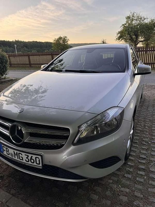 Silber Gebraucht 2013 Mercedes A180 Edition Limousine | 10.500 € (Etwas zu teuer) - Bild 1/4