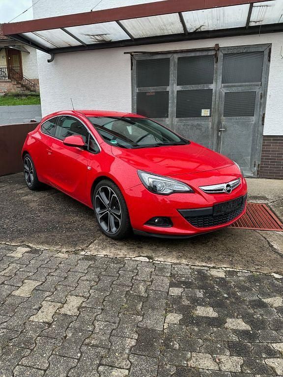 Rot Gebraucht 2012 Opel Astra GTC Edition Limousine | 3.900 € (Fairer Preis) - Bild 1/4