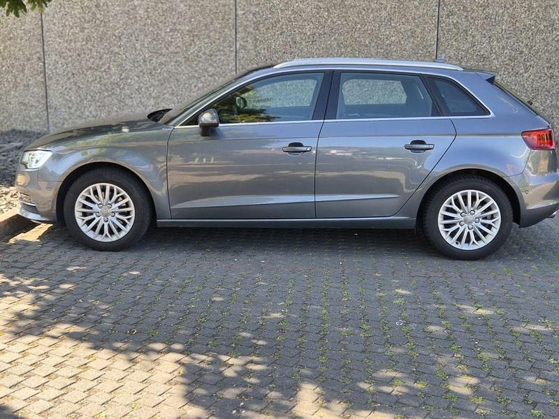 Grau Gebraucht 2016 Audi A3 Sportback Ambiente Limousine | 11.499 € (Etwas zu teuer) - Bild 1/4