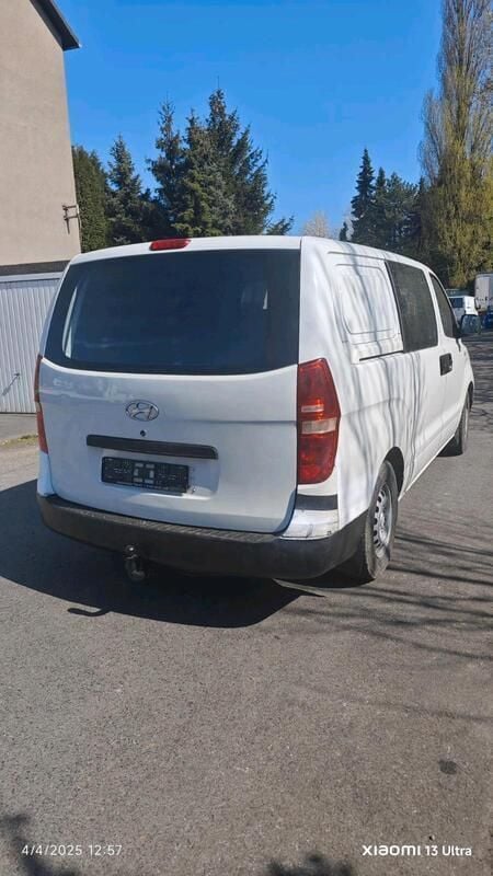 Weiß Gebraucht 2010 Hyundai H-1 Van / Kleinbus | 6.000 € - Bild 1/4