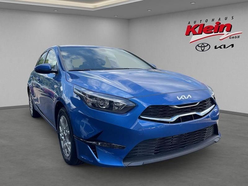Blau Neu 2025 Kia Ceed Vision Limousine | 25.290 € (Fairer Preis) - Bild 1/4