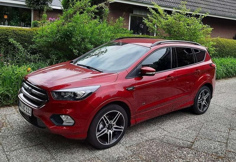 Gebraucht Ford Kuga ST-Line 182 PS (133 kW) 2018 Rot SUV