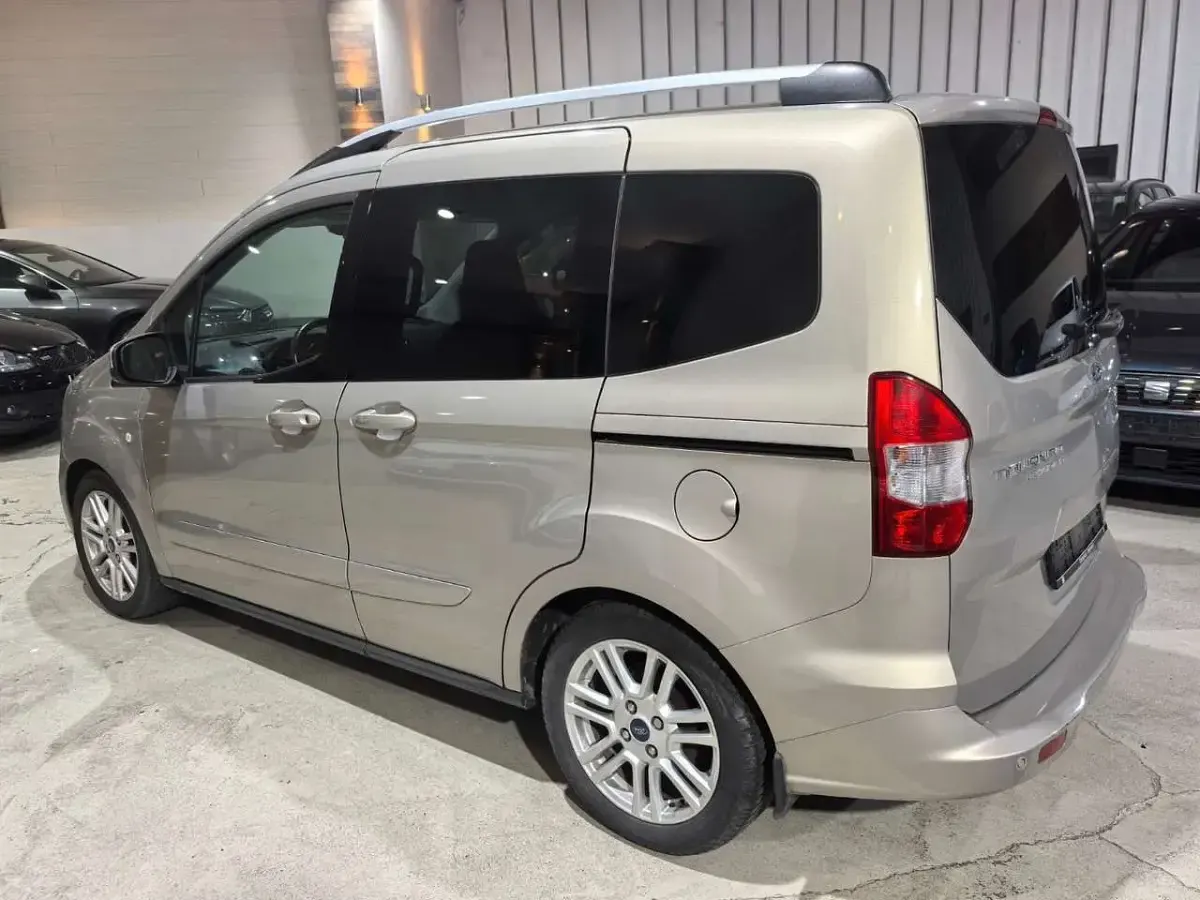 Gebraucht Ford Tourneo Courier Titanium 101 PS (74 kW) 2016 Titangrau metallic Van / Kleinbus