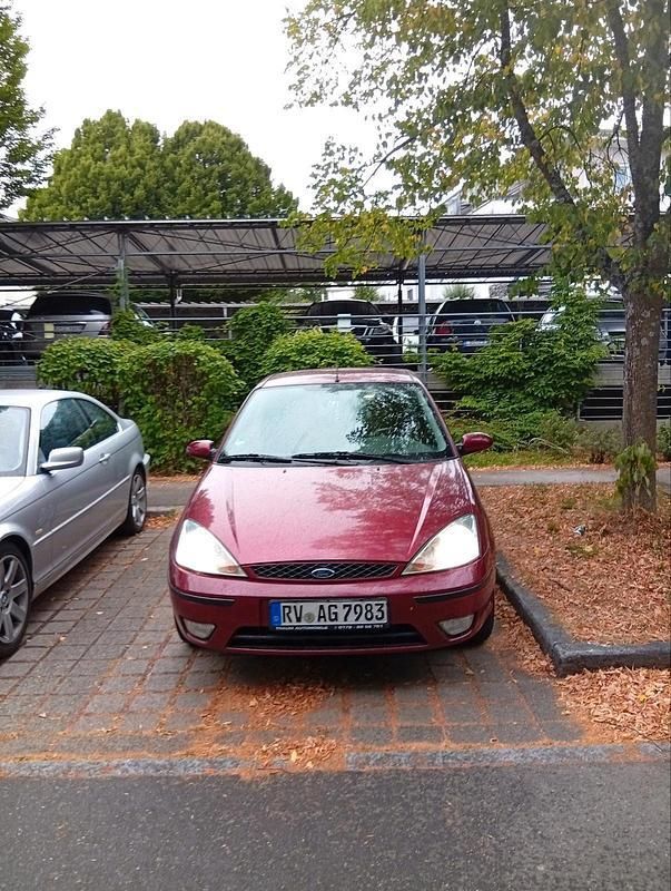 Rot Gebraucht 2001 Ford Focus Limousine | 1.350 € (Fairer Preis) - Bild 1/4