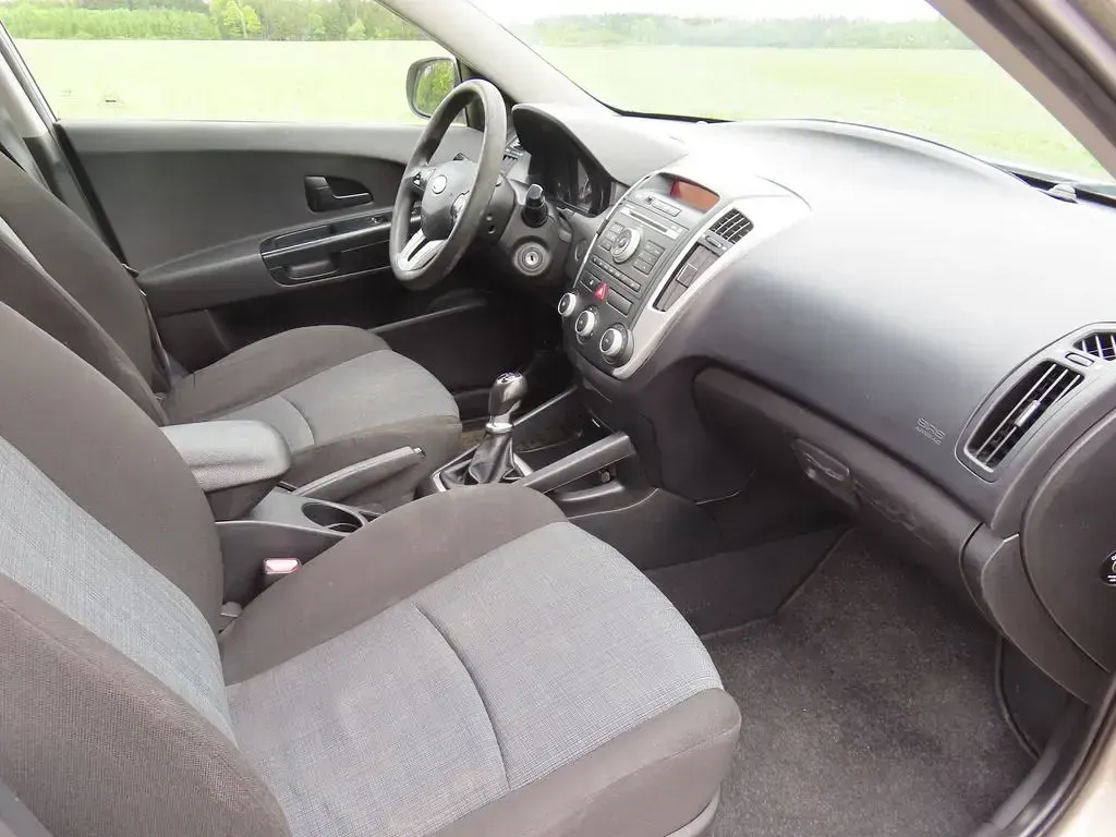 Używany Kia Ceed 116 KM (85 kW) 2013 Beżowy Hatchback