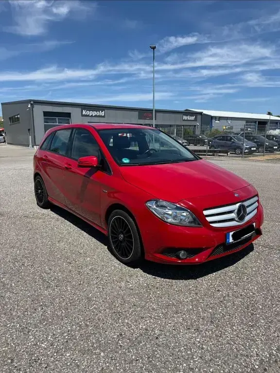 Gebraucht Mercedes B180 109 PS (80 kW) 2013 Rot Kleinwagen