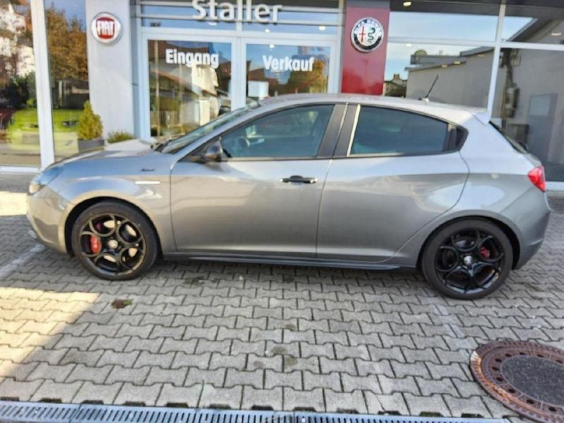 Grau Gebraucht 2020 Alfa Romeo Giulietta Sprint Limousine | 14.900 € (Fairer Preis) - Bild 1/4