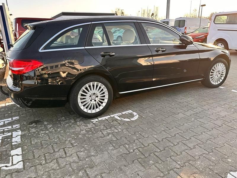 Gebraucht Mercedes C180 Exclusive 156 PS (114 kW) 2016 Schwarz Kombi