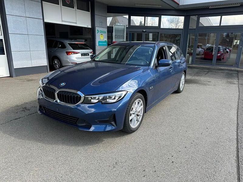 Gebraucht BMW 330e Advantage 252 PS (185 kW) 2022 Phytonicblau metallic Kombi