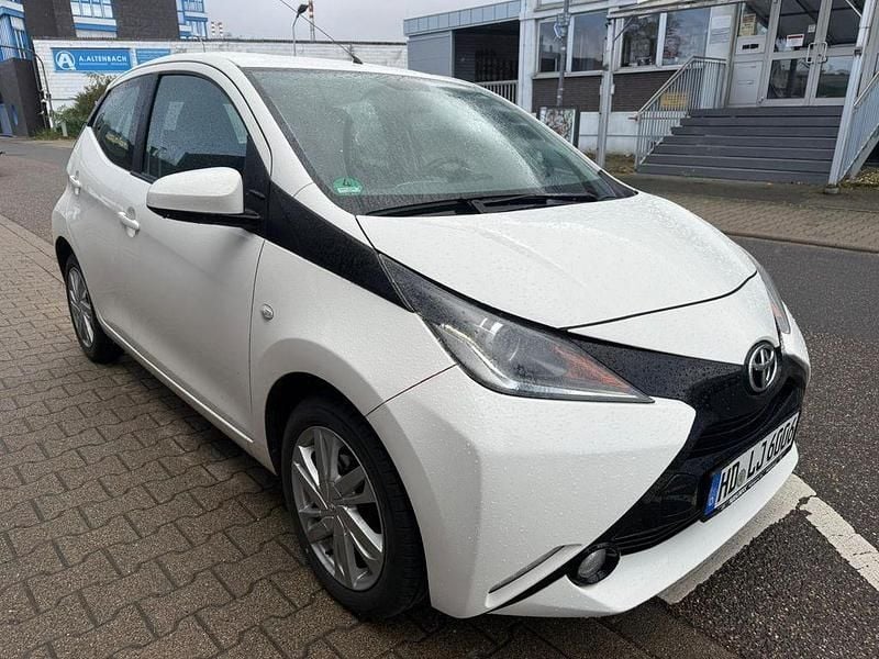 Weiß Gebraucht 2017 Toyota Aygo X-play Kleinwagen | 5.100 € (Guter Preis) - Bild 1/4