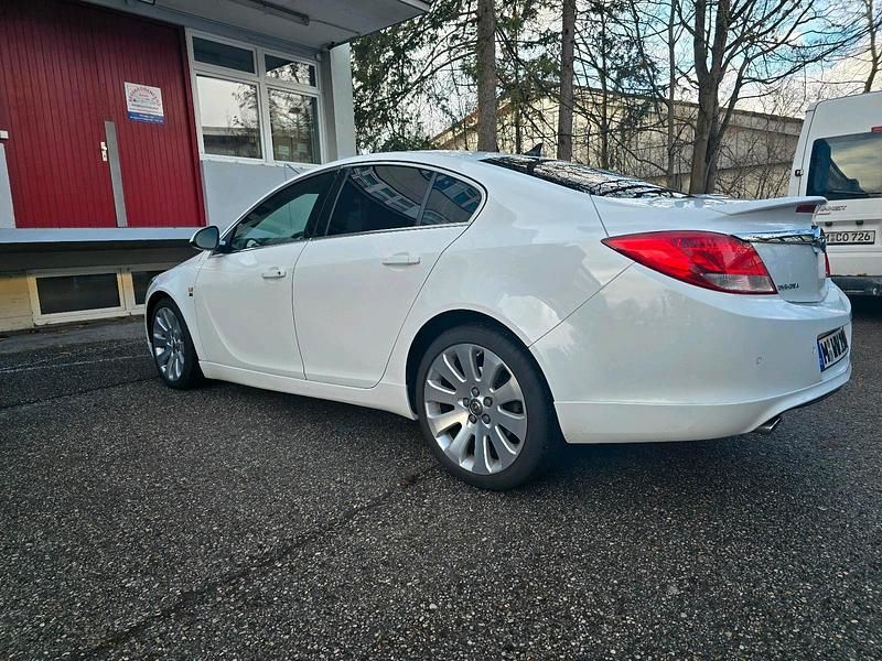 Weiß Gebraucht 2010 Opel Insignia Sport Limousine | 7.700 € (Teuer) - Bild 1/4