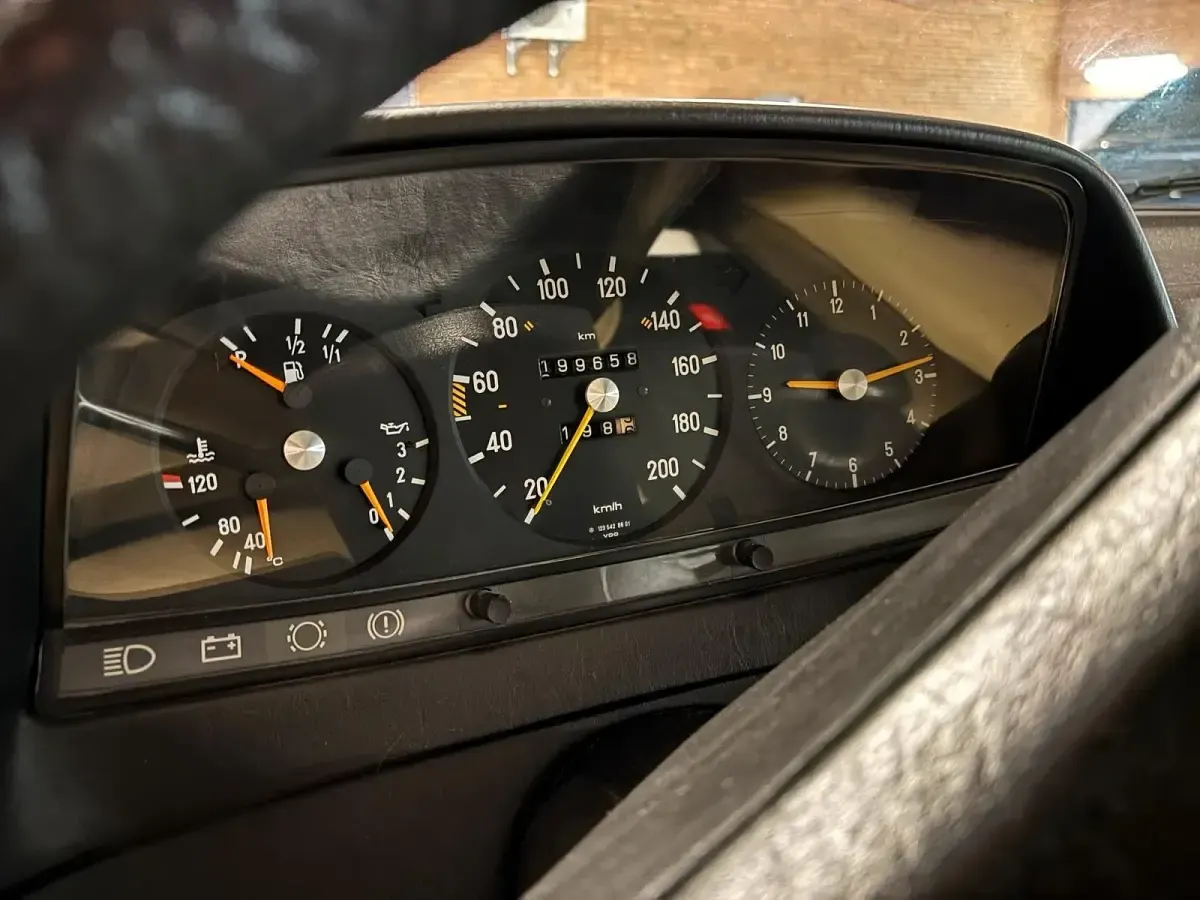 Gebraucht Mercedes 230 136 PS (100 kW) 1982 Grün Limousine