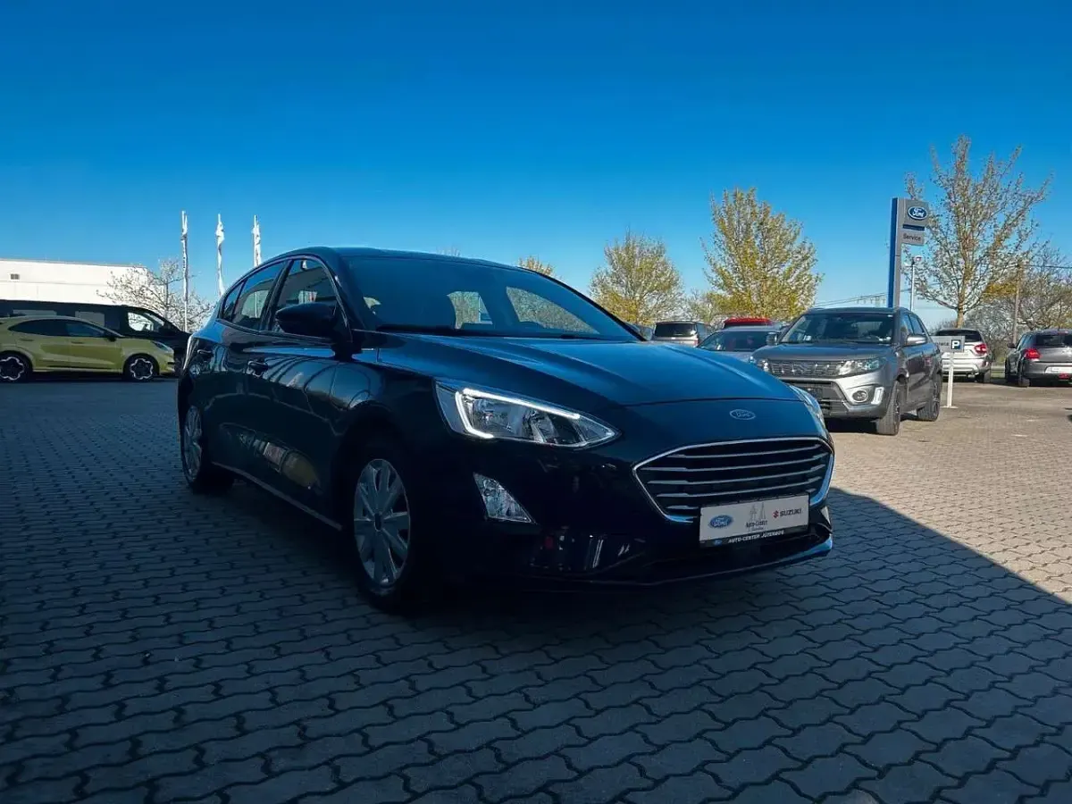 Używany Ford Focus Cool & Connect 101 KM (74 kW) 2019 Niebieski Sedan/Limuzyna