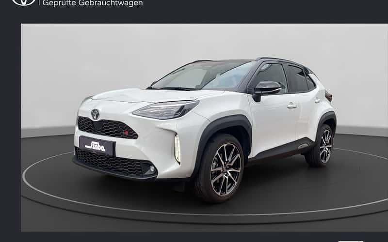 Grau Gebraucht 2024 Toyota Yaris Hybrid Sport SUV | 31.550 € - Bild 1/4