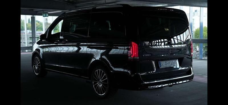 Schwarz Gebraucht 2023 Mercedes V220 Avantgarde Edition Van / Kleinbus | 52.999 € (Fairer Preis) - Bild 1/4