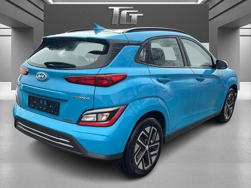 Gebraucht Hyundai Kona Select 100 kW (136 PS) 2023 Blau dive in jeju / sol (metallic) SUV