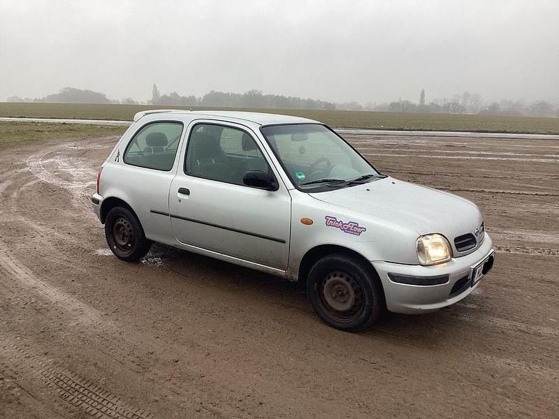 Gebraucht Nissan Micra 54 PS (39 kW) 2000 Silber Kleinwagen