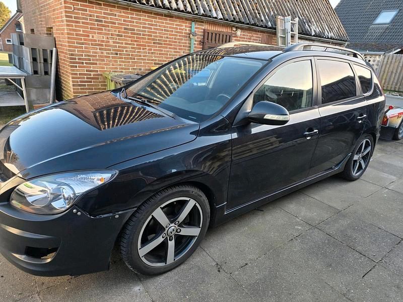 Gebraucht Hyundai i30 115 PS (84 kW) 2011 Schwarz Kombi